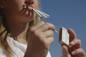 Frau raucht Zigaretten