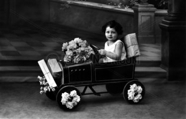 Kind in Spielzeugauto
