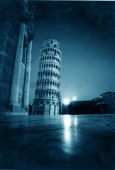 Italien - schiefer Turm zu Pisa in blauem Licht