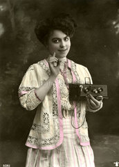 Frau Fotoapparat  1909