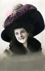 Frauenportraet mit grossem Hut