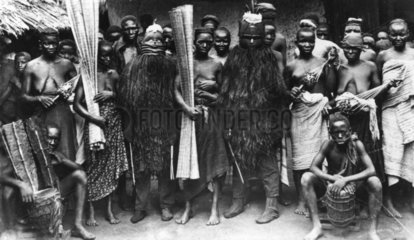 afrikanischer Stamm posiert verkleidet