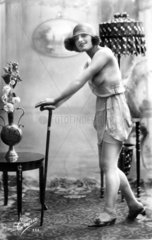 Halbnackte Frau  stehend  1920