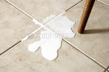Milchfleck auf dem Boden