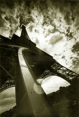 Frankreich - Paris - Eiffelturm bei bewoelktem Himmel