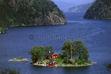Norwegen: winzige Insel mit Haus im Lovrafjord