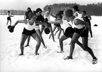 Frauenboxen im Schnee