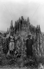 junge Afrikaner vor Steinformation