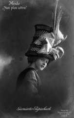 Frau mit komischem Hut