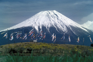 Fujiyama mit Flaggen