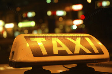 Taxischild bei Nacht