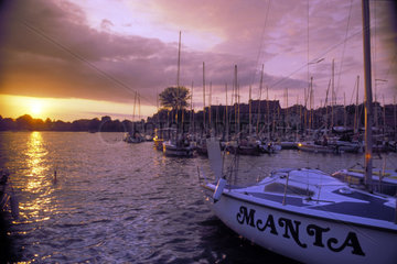Sonnenuntergang ueber einem Hafen