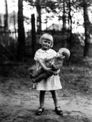 Maedchen mit Puppe  1930