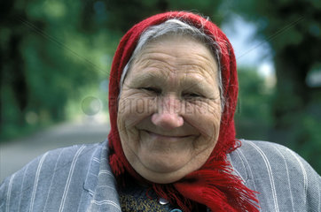 alte Frau mit Kopftuch