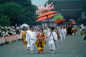 Parade in traditionellen Kostuemen