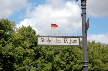 deutsche Fahne auf Strassenschild: Strasse des 17. Juni
