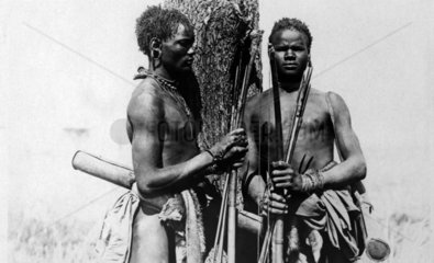zwei afrikanische Maenner bewaffnet