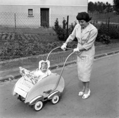 Mutter mit Kinderwagen 50th