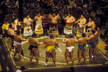 Eroeffnungsritual eines Sumo-Turniers