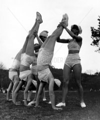 3 Frauen beim Handstand  1936