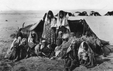 nordafrikanische Nomaden vor Zelt