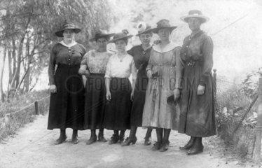Sechs Frauen posieren vor der Kamera