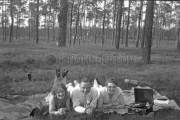 Menschen machen ein Picknick im Wald