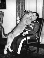 Goering und einer seiner Loewen