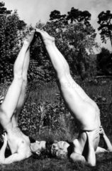Zwei nackte Frauen machen Gymnastik