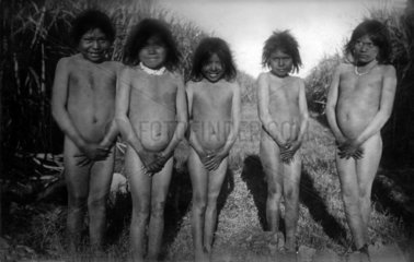 historische Aufnahme von fuenf Indianermaedchen ca. 1920