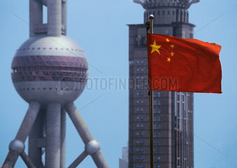 China - Shanghai: chinesische Flagge vor Fernsehturm Perle des Ostens