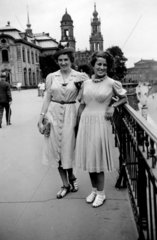 zwei glueckliche Frauen in Dresden