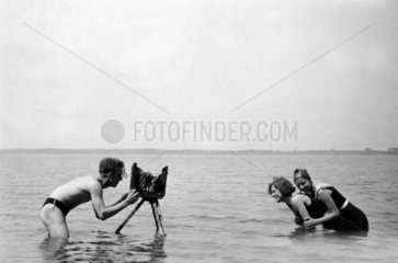 Mann fotografiert im Wasser