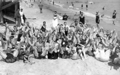Gruppe von Menschen heben ihre Fuesse in die Luft 1951