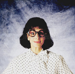 Laechelnde Frau mit grosser Brille