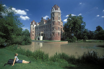 idyllisches  von Wasser umgebenes  Schloss