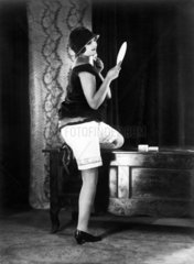 Frau beim Schminken 1920