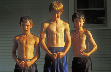 drei Jungs zeigen Muskeln