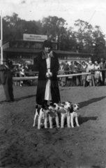 Frau posiert mit vier Hunden