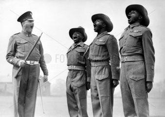 Offizier mit schwarzen Soldaten   Kolonialtruppe