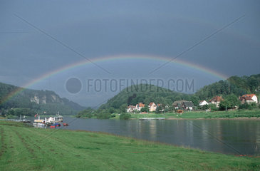Regenbogen ueber der Elbe