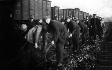Arbeiter Eisenbahnschienen
