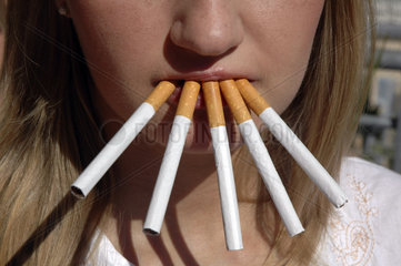 Frau raucht Zigaretten
