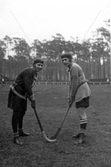 zwei Frauen beim Feldhockey