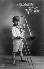 Junge spielt Trompete