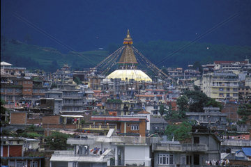 Kuppel eines Tempels thront ueber der Stadt