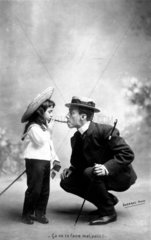 Mann gibt Maedchen Feuer  1910