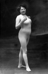1910  Frau in sexy Kleidung