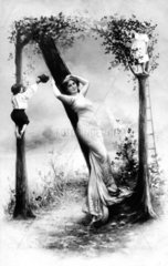Frau raekelt sich an Baum
