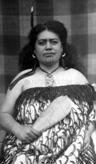 Maori Frau in traditioneller Kleidung